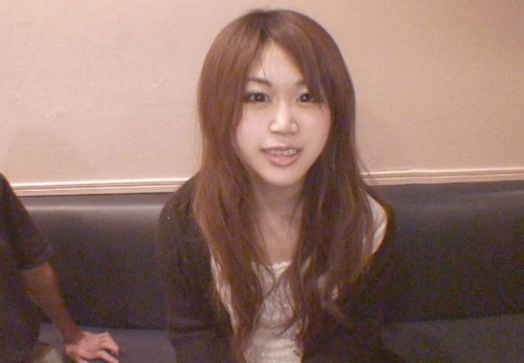 FC2-PPV-4516396 【生ドル・未修正】癒し系美乳美人にカラオケ内で生挿入!!膣奥激ピストンで喘ぎ声MAX!!腹上にザーメンたっぷり発射!!未公開含むオリジナル版!!
品番:FC2-PPV-4516396